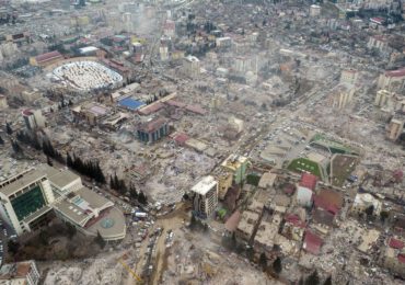 Tremblement de terre : Drame humanitaire et crimes de masse